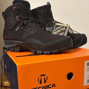 New Tecnica Women’s Black and Red Gore-Tex Boots